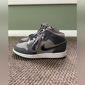 EUC Nike Boys Air Jordan 1 Mid Sneakers Size 4